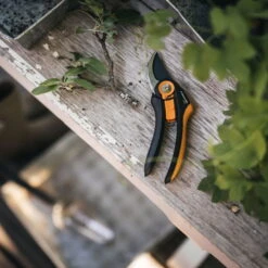 Fiskars Bypass-Schere 'Plus SmartFit', Schwarz/orange -Gartentopf Geschäft 0920300701 Plus SmartFit Bypass Gartenschere 4 106790